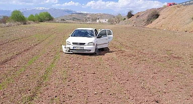 Malatya'da trafik kazası; otomobil şarampole devrildi 1 kişi yaralandı