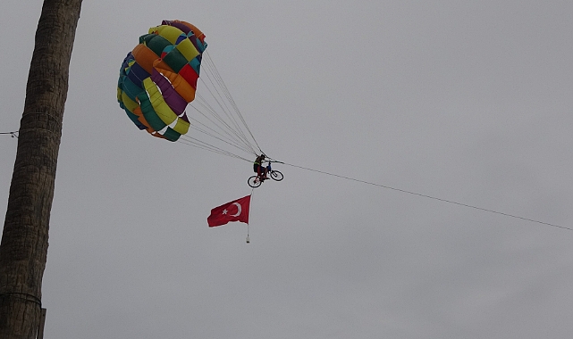 Marmaris’te bisikletli paraşütçü adeta şov yaptı
