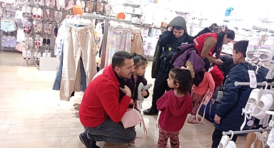 (Videolu Haber) Miniklerin bayramlık kıyafetleri Kızılay Ağrı gönüllülerinden