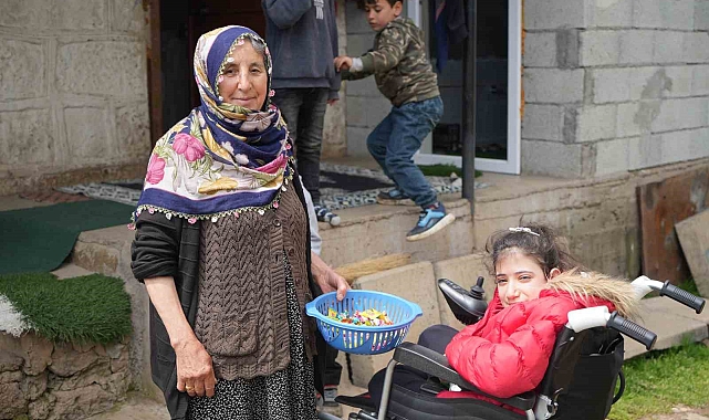 Muş'ta annesinin sırtında bayramları gezen Melike, ilk kez tek başına şeker topladı