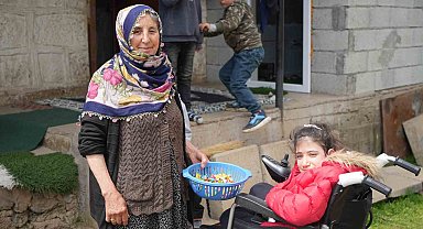 Muş'ta annesinin sırtında bayramları gezen Melike, ilk kez tek başına şeker topladı