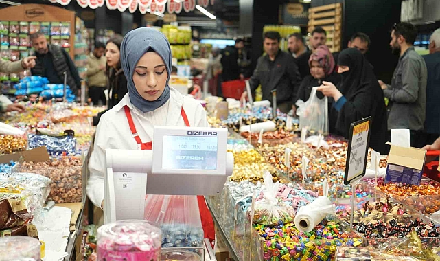 Muş'ta bayram şekerleri ve çikolatalar tezgahları renklendirdi