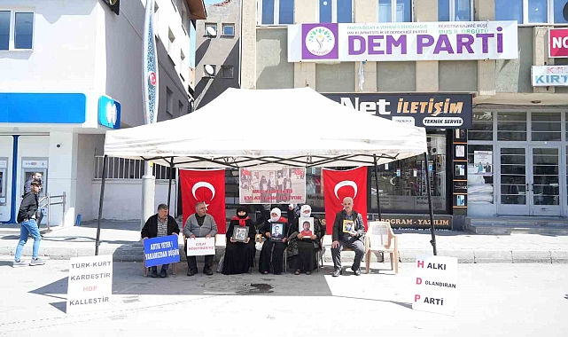 Muş'ta evlat nöbeti devam ediyor