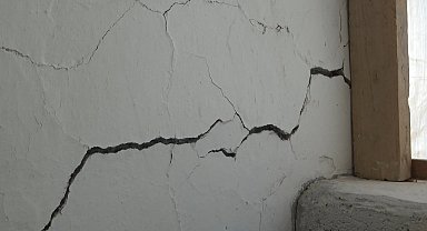 Muş'ta  hazine avcıları ahırdan tünel kazarak tümülüsün altını oydu