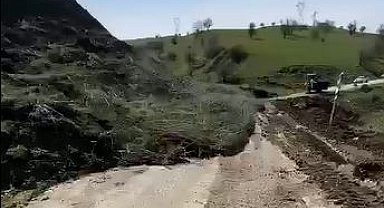 Muş'ta heyelan yolların kapanmasına neden oldu