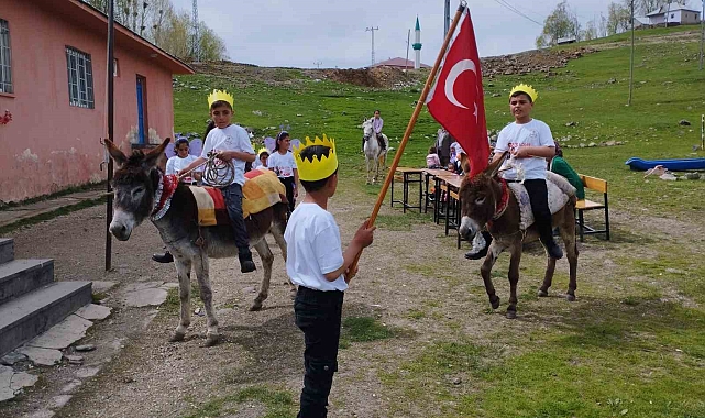 Muş'un Varto ilçesinde atlı ve eşekli 23 Nisan kutlaması