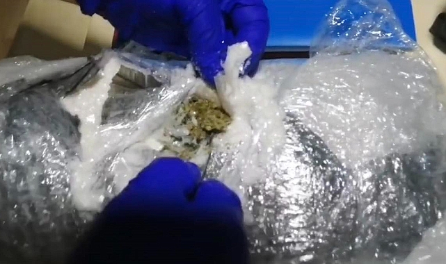 Naftalinle kaplanmış paketten esrar çıktı