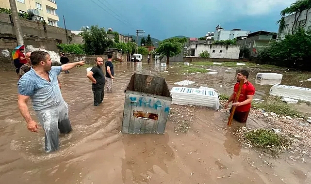 Osmaniye'de Sağanak Felaketi: Caddeler Göle Döndü, Alt Geçit Sular Altında Kaldı!