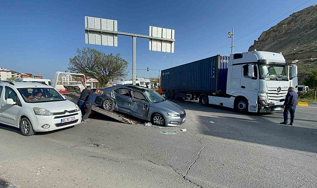 Erciş'te Otomobille Tır çarpıştı: 1 ölü, 2 yaralı