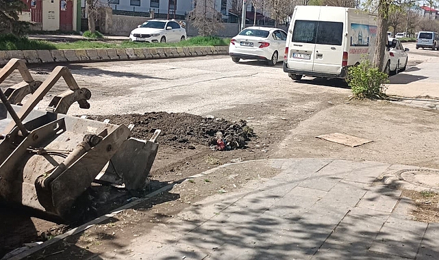 Patnos Belediyesi Şehir Merkezini Temizleyip Onarıyor