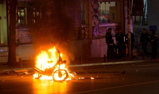 Polis denetimi sırasında motosikletini ateşe verdi