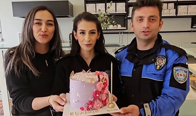 Polislerden 11 Yaşındaki Kız Çocuğuna Doğum Günü Sürprizi