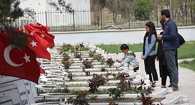 Ramazan Bayramı öncesinde mezarlıklar da unutulmadı