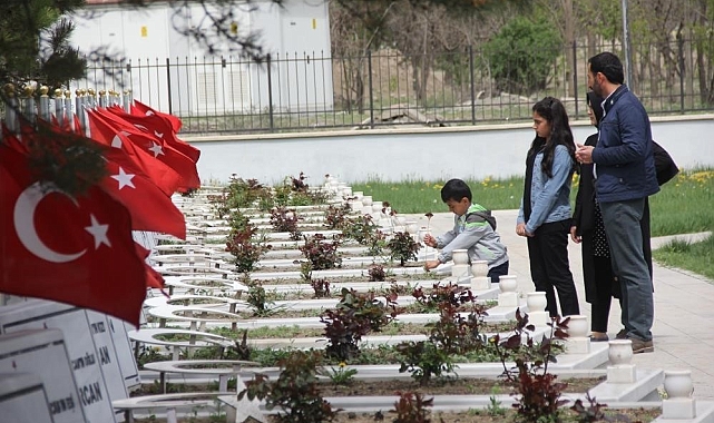 Ramazan Bayramı öncesinde mezarlıklar da unutulmadı