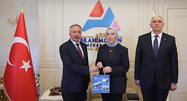 Rektör Karabulut, En Çok Kitap Okuyan Öğrencilere Ödül Verdi