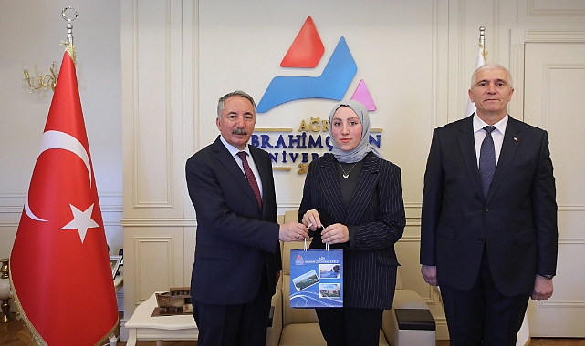 Rektör Karabulut, En Çok Kitap Okuyan Öğrencilere Ödül Verdi