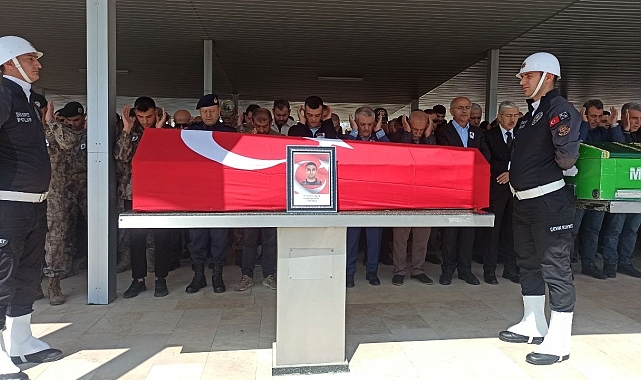 Şanlıurfa'da kaza yapan polis memuru Batuhan Akar ve ailesi son yolculuğuna uğurlandı