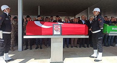 Şanlıurfa'da kaza yapan polis memuru Batuhan Akar ve ailesi son yolculuğuna uğurlandı
