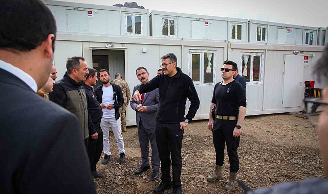 Şemdinli'ye muhtemel depreme hazırlık için konteyner nakliyatı