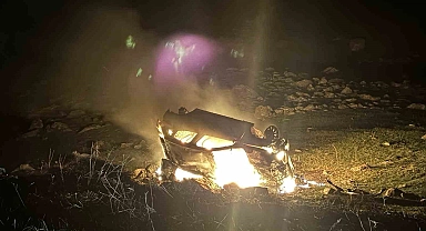 Takla atarak alev alan otomobilden canlarını zor kurtardılar