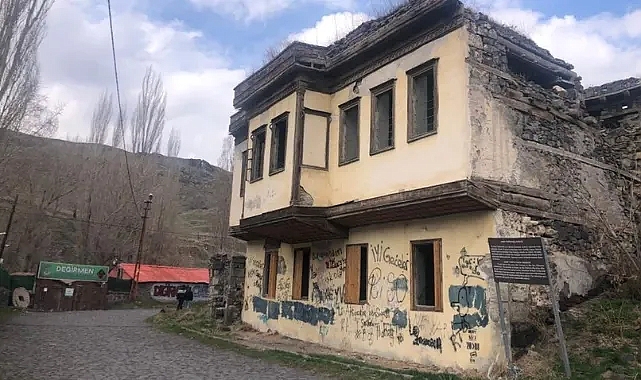 Tarfihi konak yıkılmaya yüz tuttu