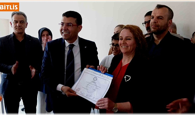 Tatvan Belediye Başkanı mazbatasını aldı