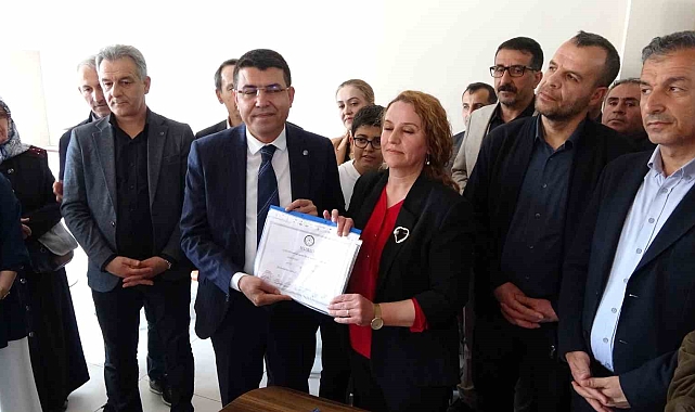 Tatvan Belediye Başkanı mazbatasını aldı
