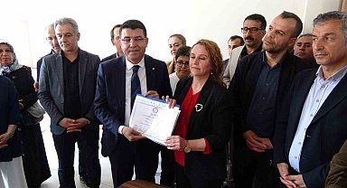 Tatvan Belediye Başkanı mazbatasını aldı