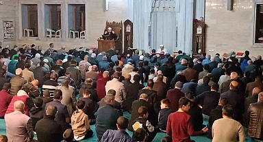 Tatvanlılar Kadir Gecesi'nde camilere akın etti