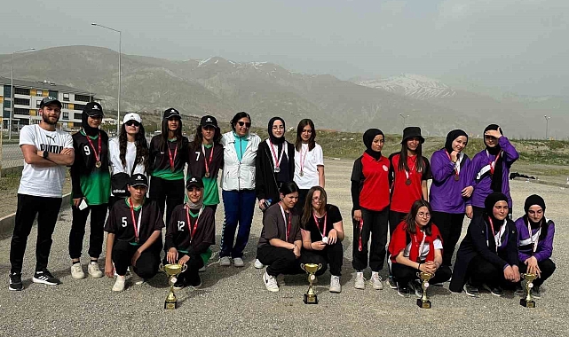 Tercan Anadolu Lisesi kızları boccede Erzincan birincisi oldu