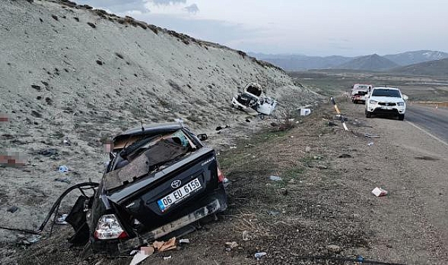 Trafik Kazası pikap ile otomobil kafa kafaya çarpıştı: 1 ölü, 6 yaralı