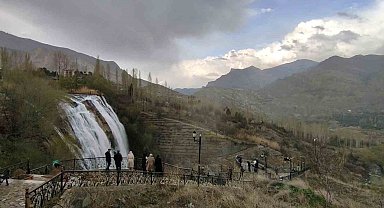 Türkiye'nin en yüksek şelalesi Tortum, bayramda ziyaretçilerini ağırladı