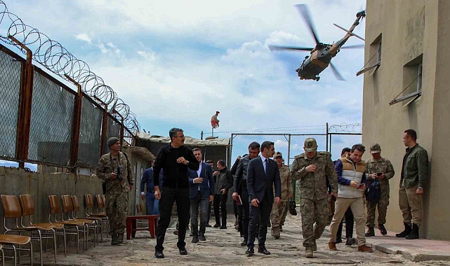 Vali Ali Çelik, sınır hattındaki üs bölgelerinde incelemelerde bulundu
