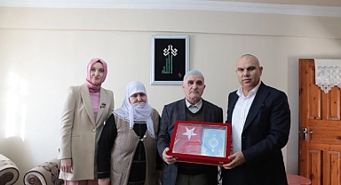 Vali Koç ve eşinden şehit ailelerine ziyaret