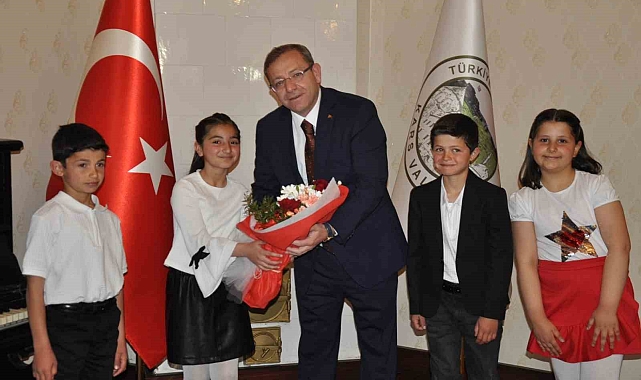 Vali koltuğuna oturdu, okunla park istedi