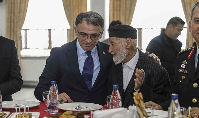 Van il protokolünde resmi bayramlaşma