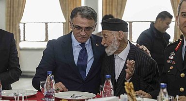 Van il protokolünde resmi bayramlaşma