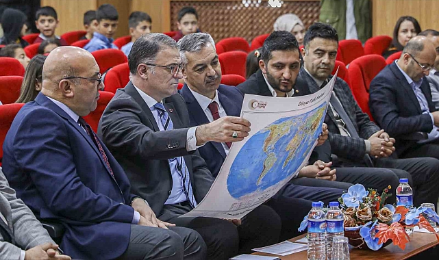 Van Valisi Ozan balcı öğrencilere harita dağıttı