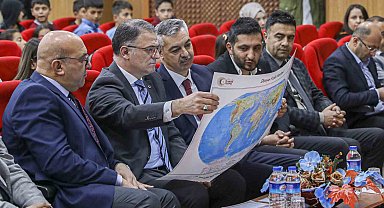 Van Valisi Ozan balcı öğrencilere harita dağıttı