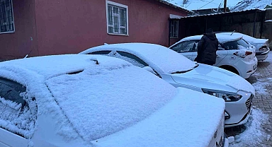 Van'da bayram gününün erken saatlerinde  kar sürprizi