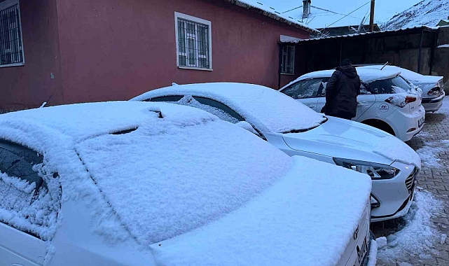 Van'da bayram gününün erken saatlerinde  kar sürprizi