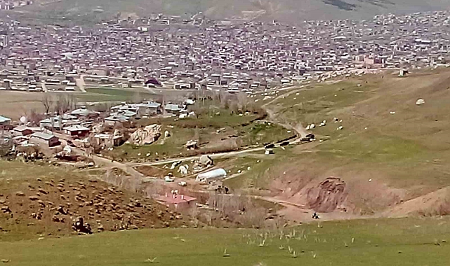 Van'da Kaçak kazı ihbarına giden ekipler Gömülü Mühimmat Buldu