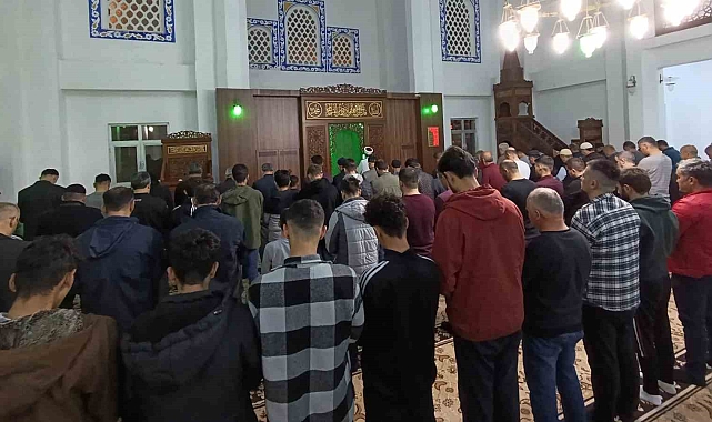 Van'da Kadir Gecesi'nde camiler doldu taştı