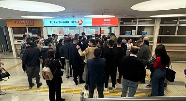 Van'da lastiği patlayan uçak havalanmayınca yolcular isyan etti