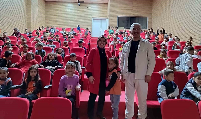 Van'da minik öğrenciler sinema ile buluştu