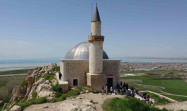 Van'da Süleyman Han Camii yeniden ibadete açıldı