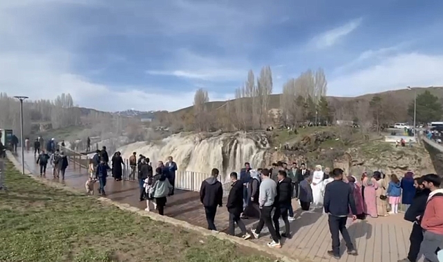 Van'da tatili fırsat bilenler Muradiye Şelalesi'ne akın etti