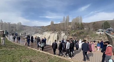 Van'da tatili fırsat bilenler Muradiye Şelalesi'ne akın etti