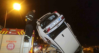 Van'da trafik kazası, otomobil bariyerlere çarptı: 3 yaralı