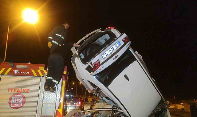 Van'da trafik kazası, otomobil bariyerlere çarptı: 3 yaralı